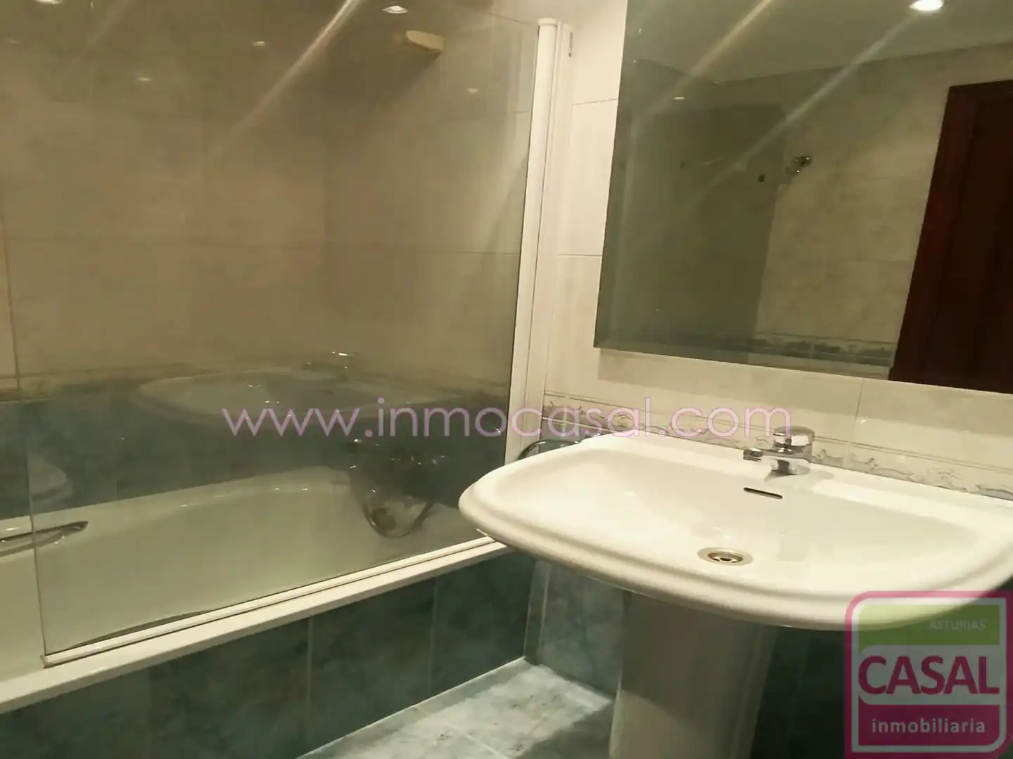 Badezimmer von Wohnung zur Miete in Oviedo  mit Heizung und Möbliert