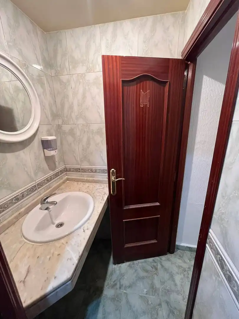 Baño de Local en venta en Madrid con Aire acondicionado y Amueblado