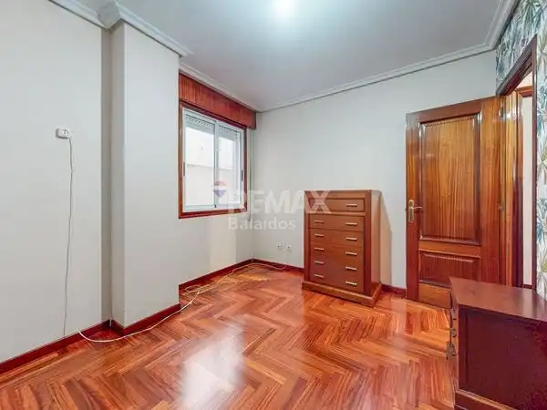 Dormitori de Pis en venda en Vigo  amb Calefacció, Parquet i Traster