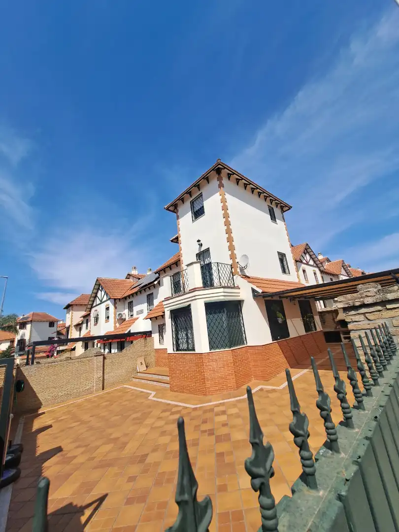 Vista exterior de Casa o xalet en venda en Dos Hermanas amb Aire condicionat, Terrassa i Forn