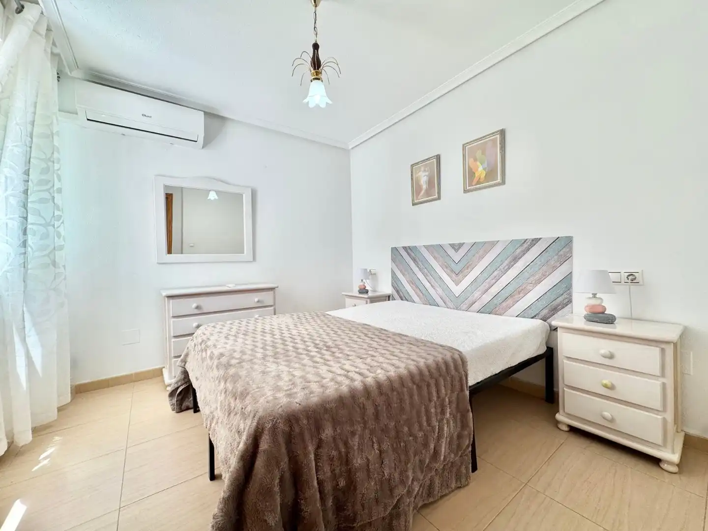 Habitación de Apartamento de alquiler en Torrevieja con Aire acondicionado, Calefacción y Amueblado