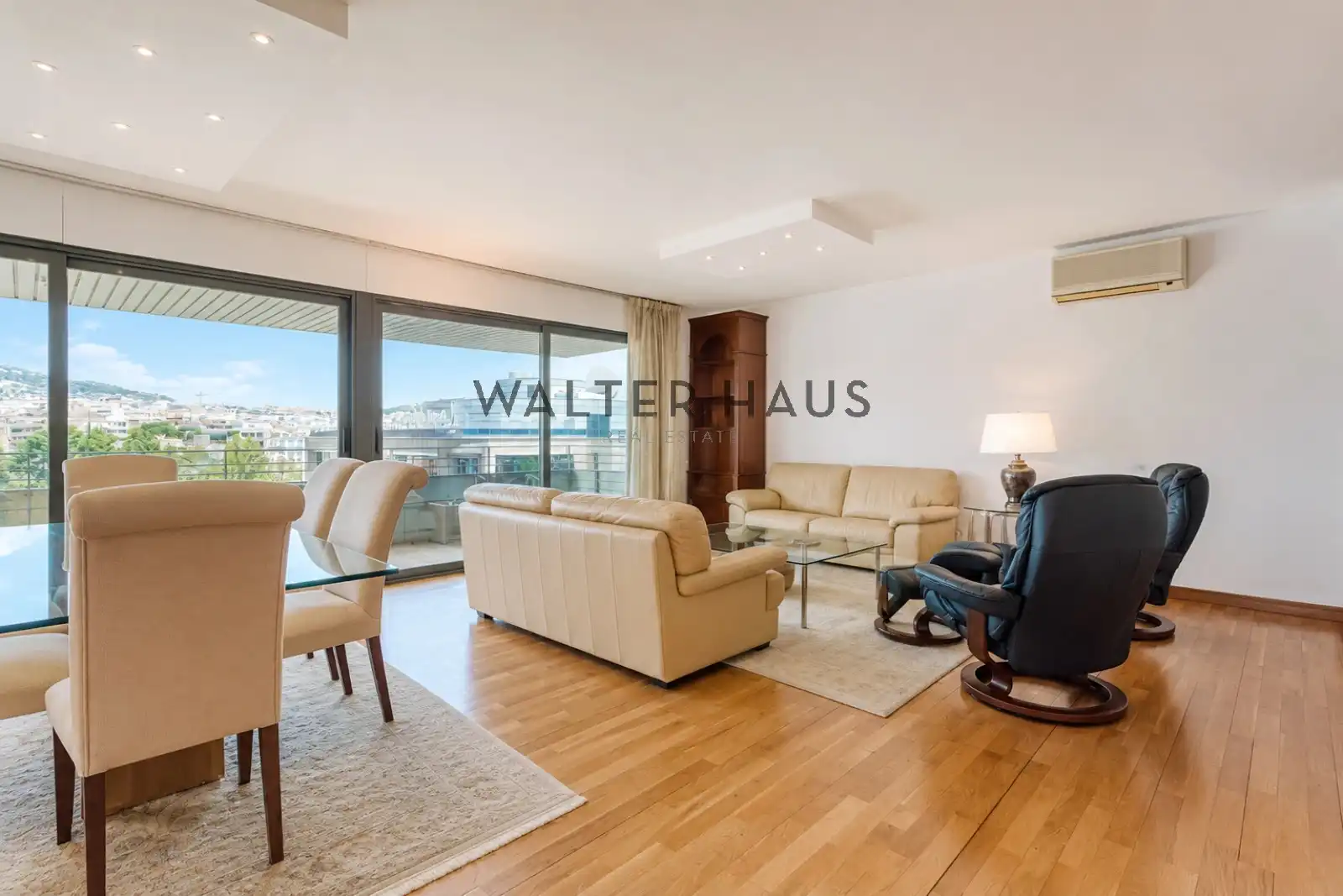 Wohnzimmer von Dachboden zum Verkauf in Barcelona mit Klimaanlage, Heizung und Parkett