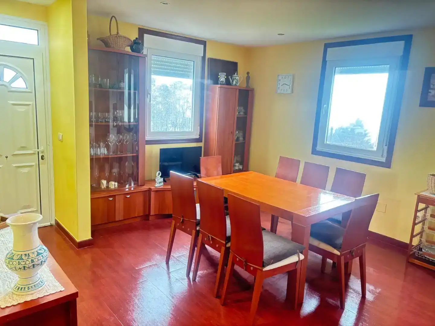Menjador de Casa o xalet de lloguer en Cangas  amb Jardí privat, Parquet i Moblat