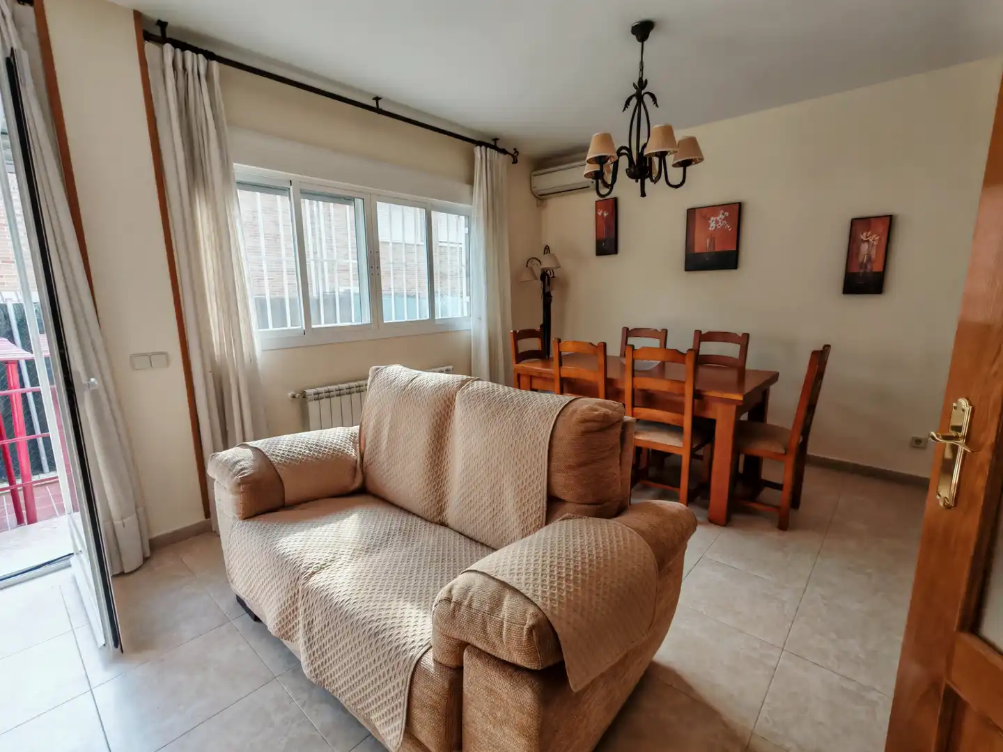 Sala d'estar de Casa adosada en venda en Quismondo amb Aire condicionat, Calefacció i Parquet