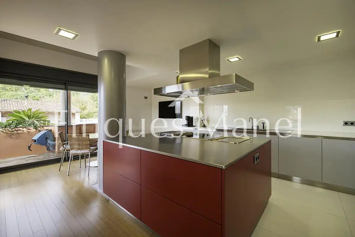 Cuina de Pis en venda en Olot amb Aire condicionat i Terrassa