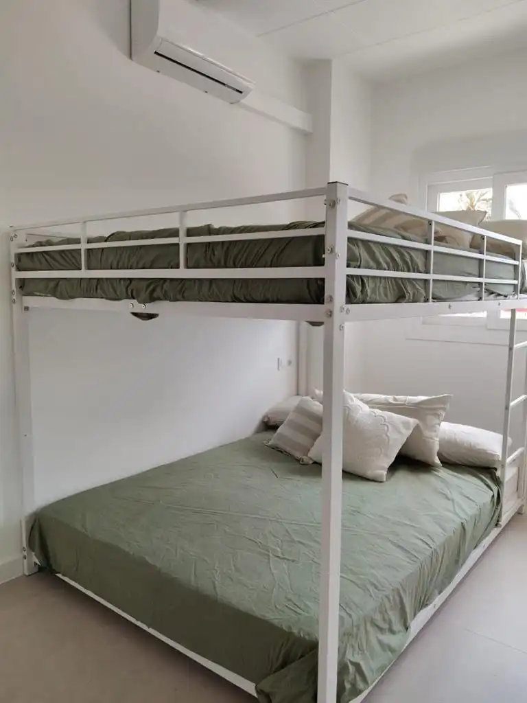 Schlafzimmer von Erdgeschoss zum Verkauf in Roses mit Schwimmbad und Möbliert