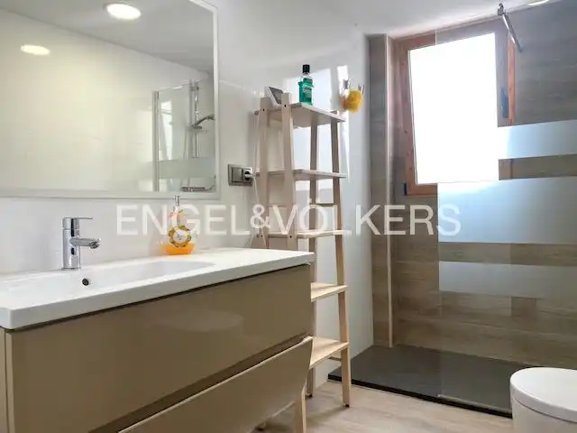 Bathroom of Flat for rent in Paterna  with Air Conditioner, Heating and Storage room