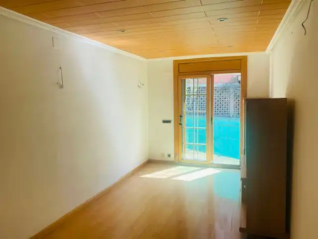 Schlafzimmer von Dachboden zum Verkauf in Santa Coloma de Gramenet mit Parkett und Ofen