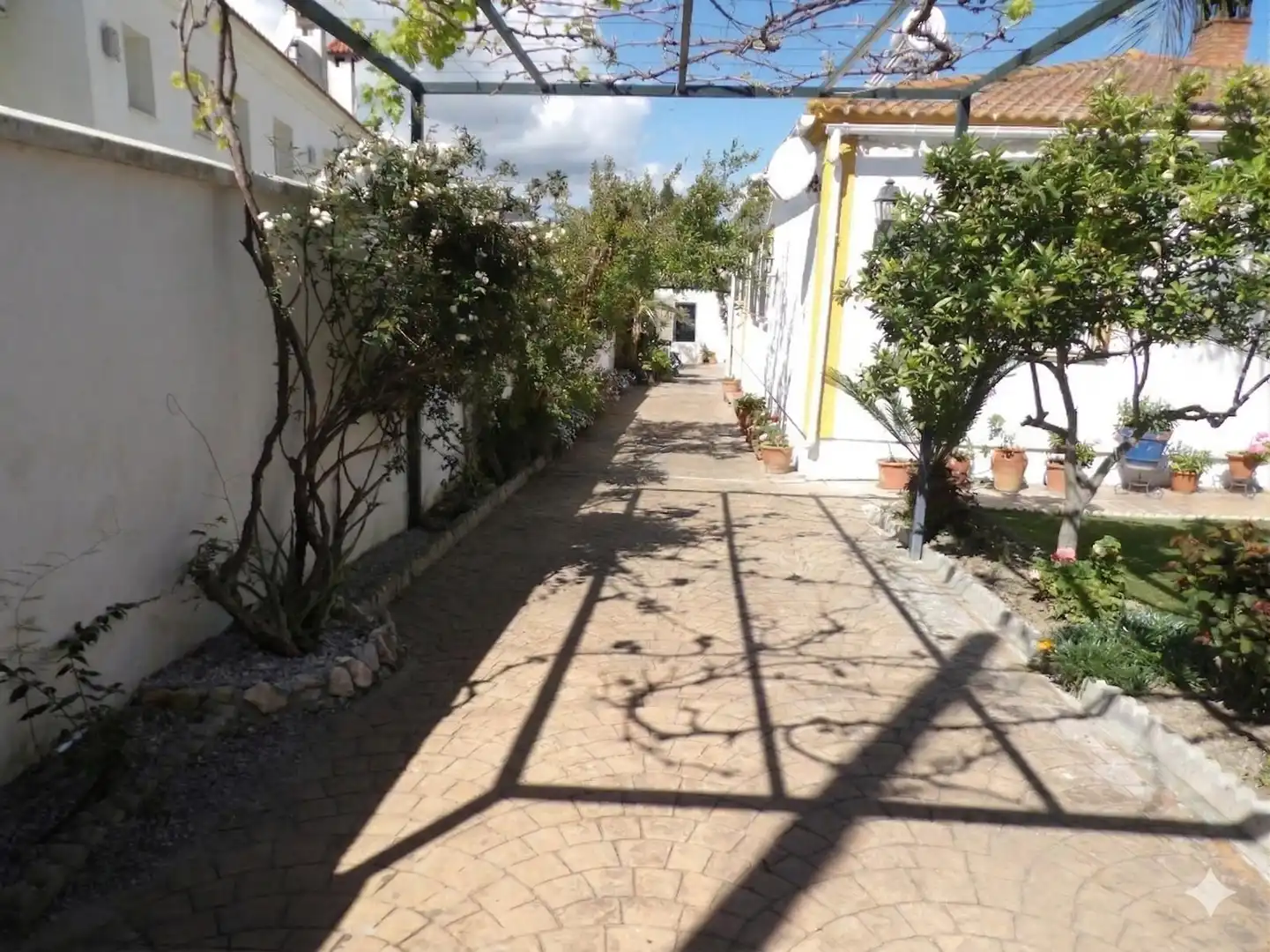 Exterior view of Houses for sale in Algeciras  with Air Conditioner, Private garden and Storage room