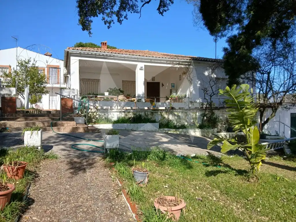 Vista exterior de Casa o xalet en venda en Cáceres amb Aire condicionat, Terrassa i Piscina