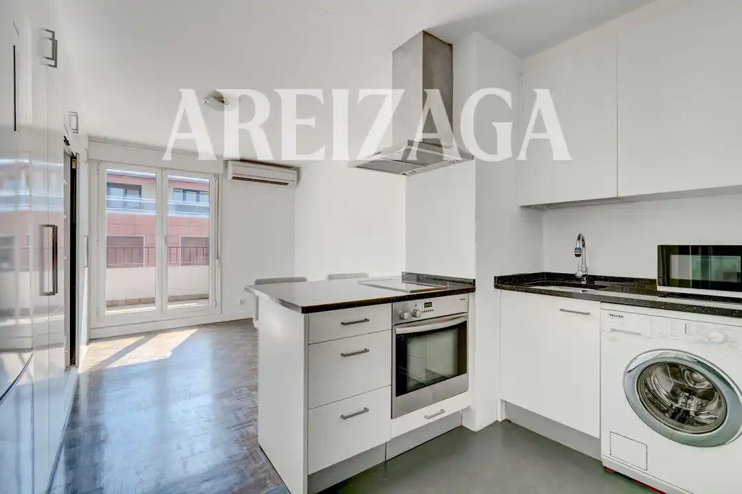 Cuina de Pis en venda en Donostia - San Sebastián  amb Aire condicionat, Calefacció i Terrassa