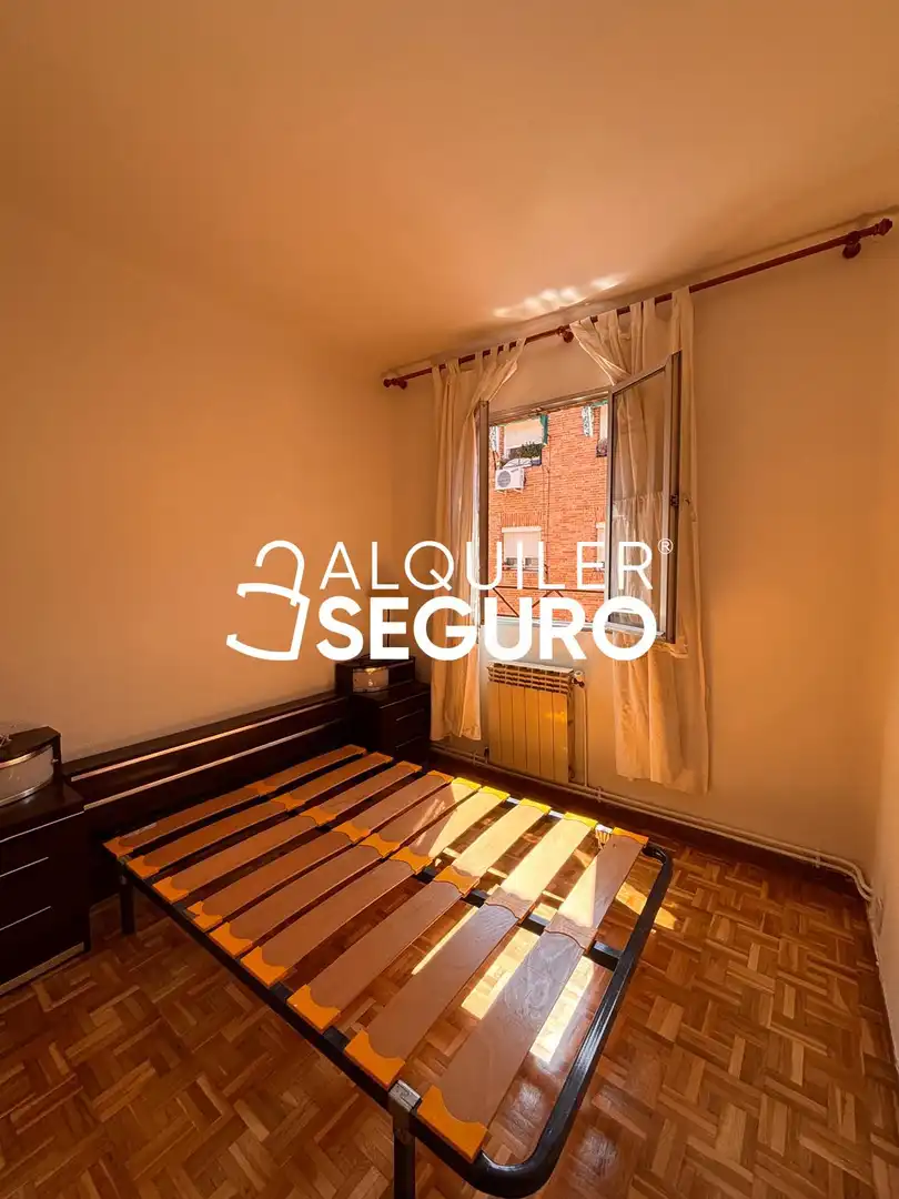 Schlafzimmer von Wohnung zur Miete in Madrid mit Klimaanlage, Heizung und Möbliert