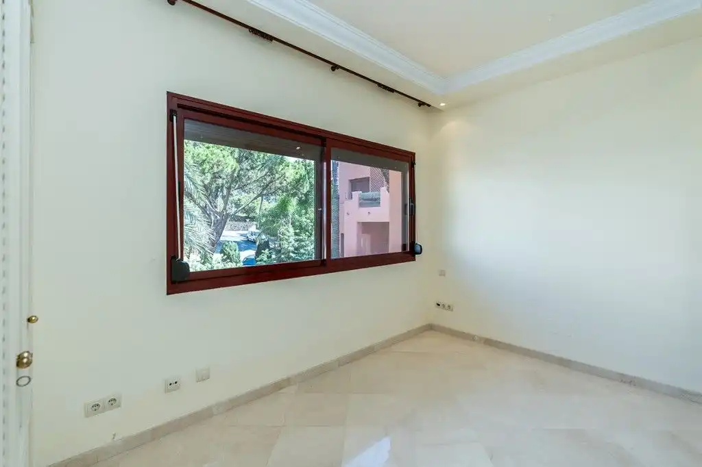 Dormitori de Àtic en venda en Marbella amb Aire condicionat, Terrassa i Moblat