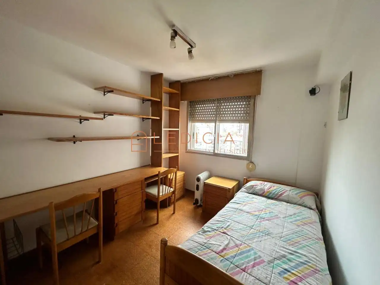 Dormitori de Pis de lloguer en Vigo  amb Parquet, Terrassa i Moblat