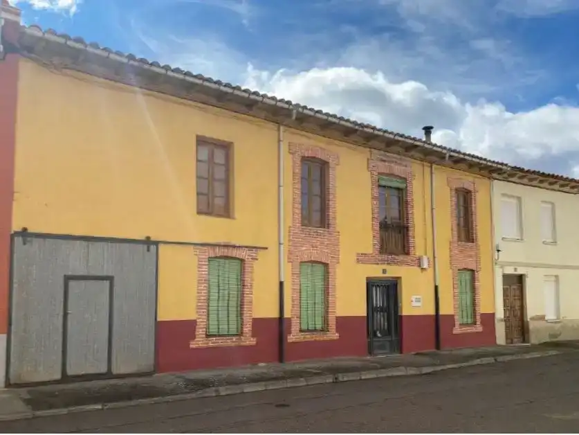 Vista exterior de Finca rústica en venda en Urdiales del Páramo amb Moblat i Balcó
