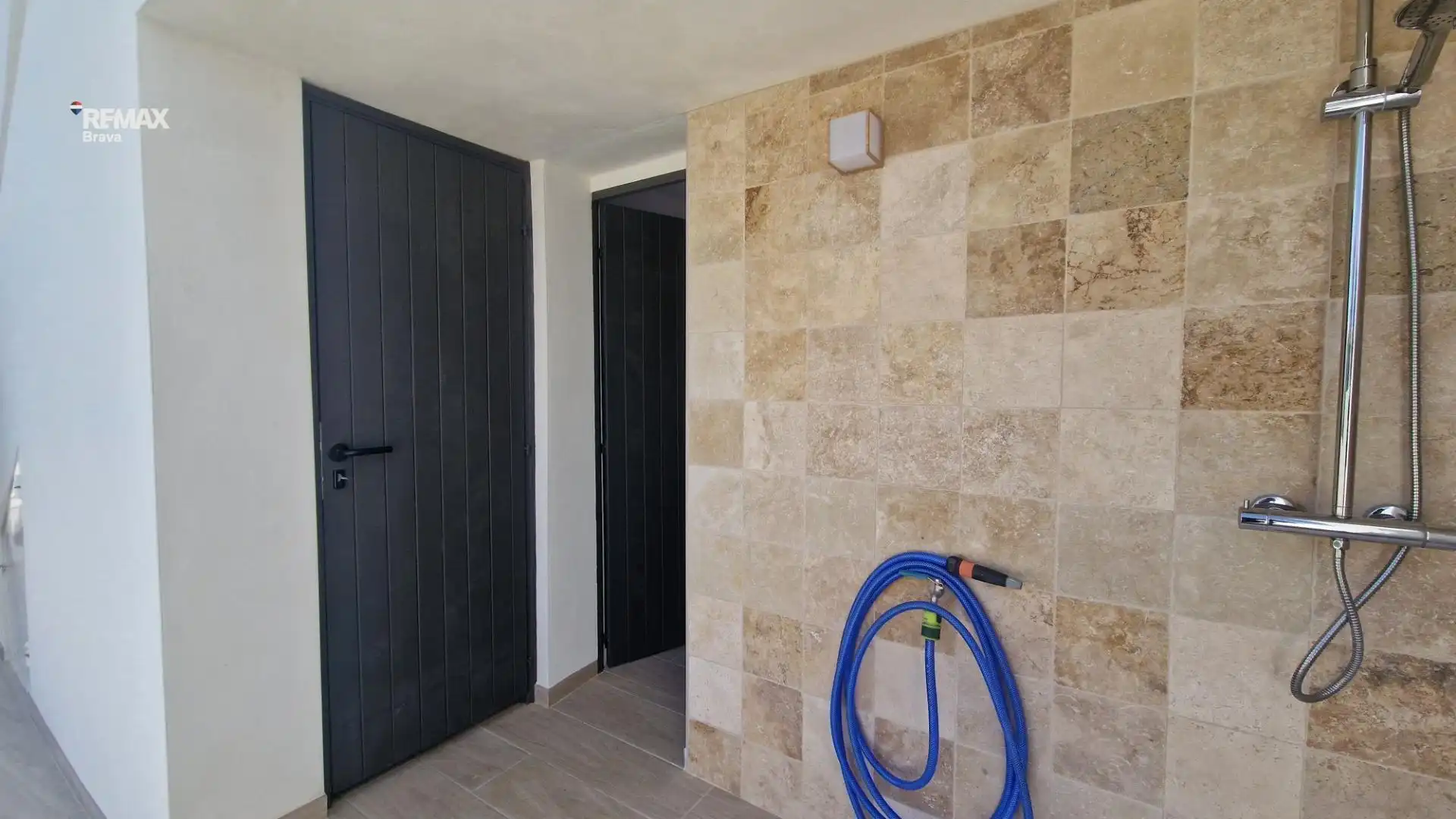 Wohnung zum Verkauf in Empuriabrava mit Klimaanlage, Privatgarten und Terrasse