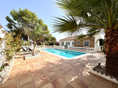 Vista exterior de Casa o xalet en venda en Torrevieja amb Aire condicionat, Terrassa i Piscina