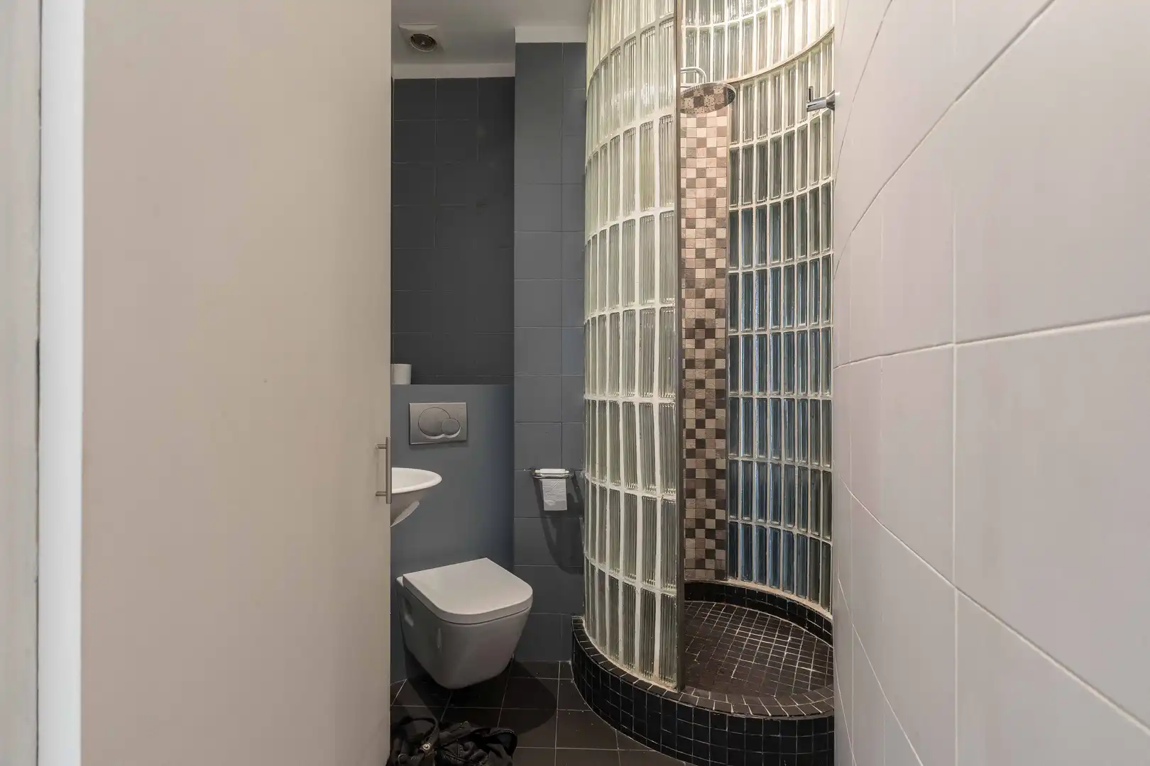 Badezimmer von Büro zum Verkauf in Barcelona mit Klimaanlage und Terrasse
