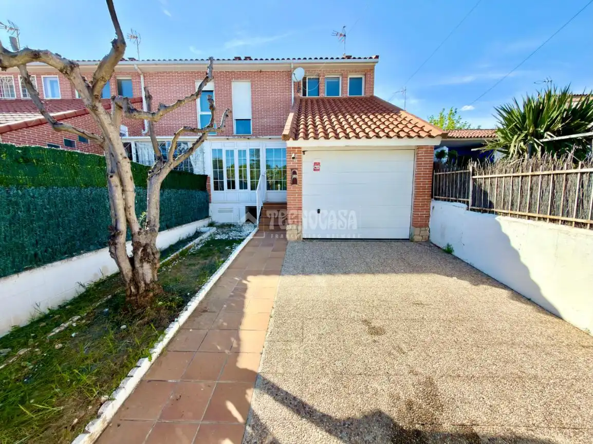Außenansicht von Einfamilien-Reihenhaus zum Verkauf in Valdeaveruelo mit Klimaanlage, Heizung und Terrasse