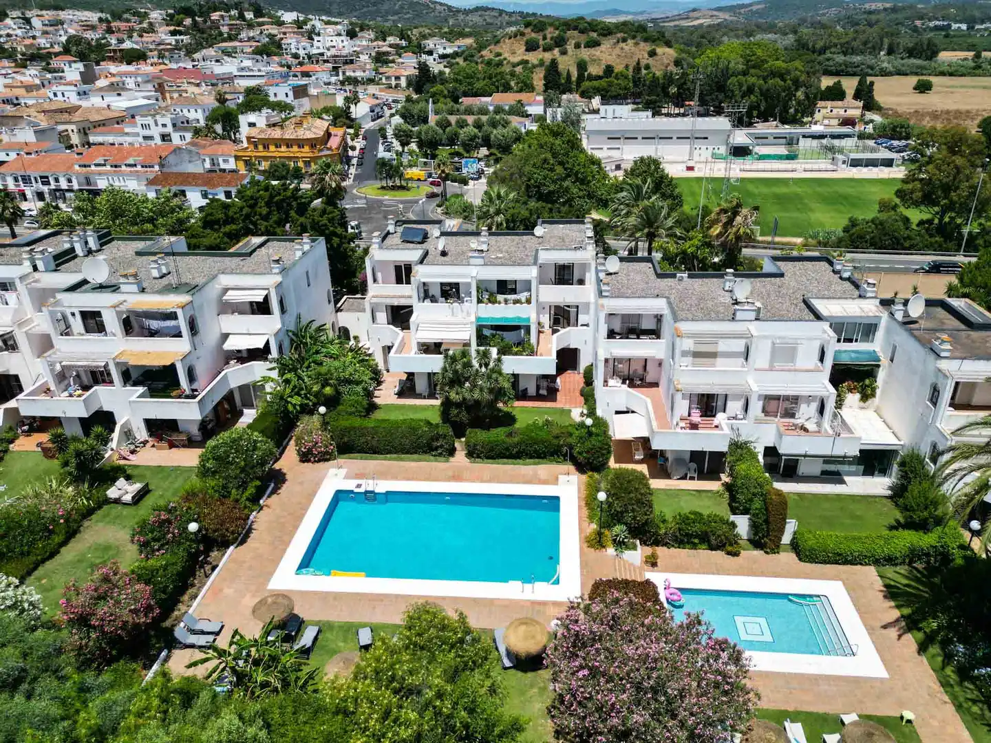 Außenansicht von Erdgeschoss zum Verkauf in Sotogrande mit Klimaanlage, Privatgarten und Terrasse