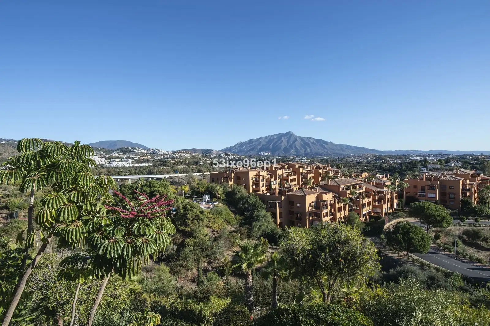 Vista exterior de Apartament en venda en Benahavís amb Traster, Moblat i Piscina comunitària