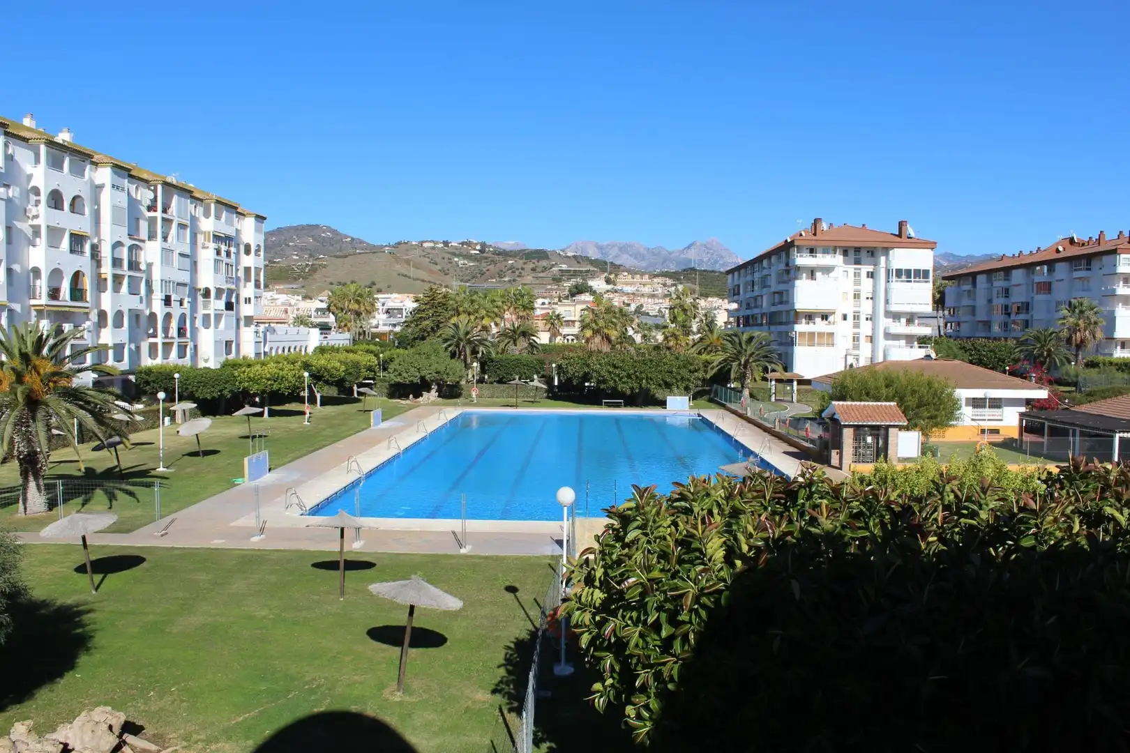 Schwimmbecken von Wohnungen zum Verkauf in Torrox mit Klimaanlage, Terrasse und Möbliert