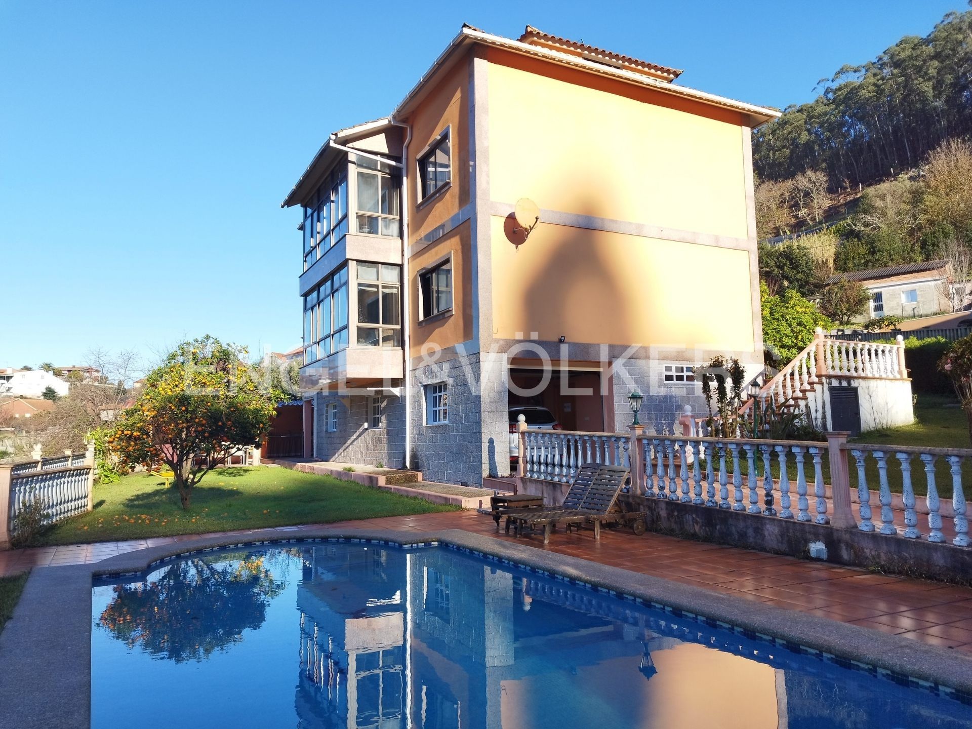 Vista exterior de Casa o xalet en venda en Pontevedra Capital  amb Calefacció, Jardí privat i Parquet