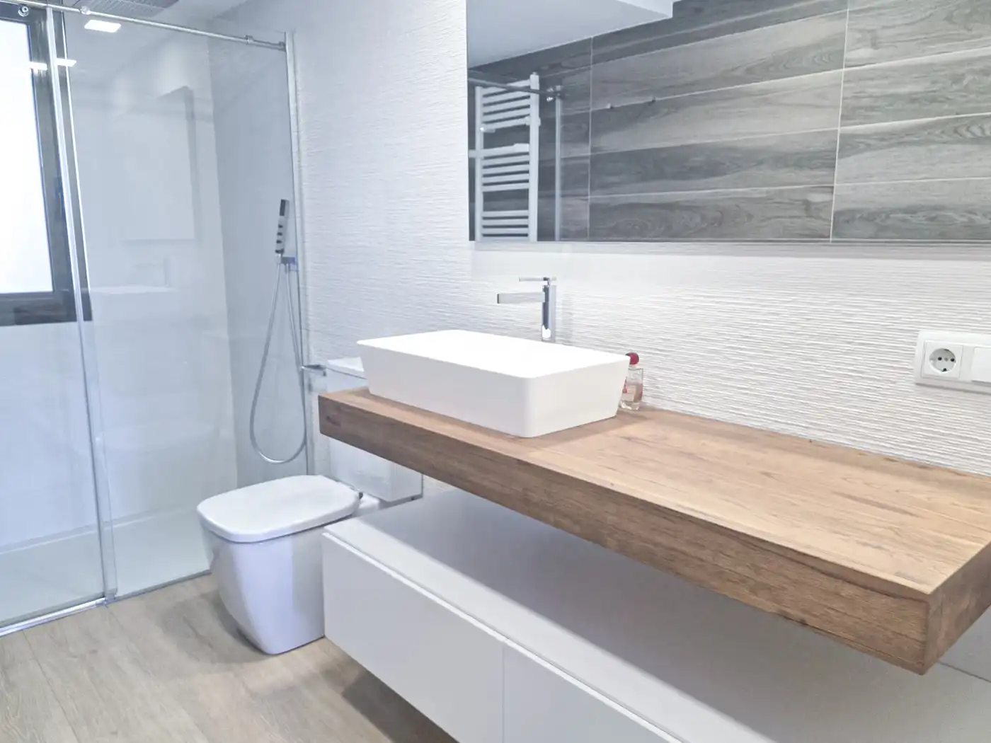 Bathroom of Attic for rent in Figueres  with Air Conditioner, Heating and Terrace