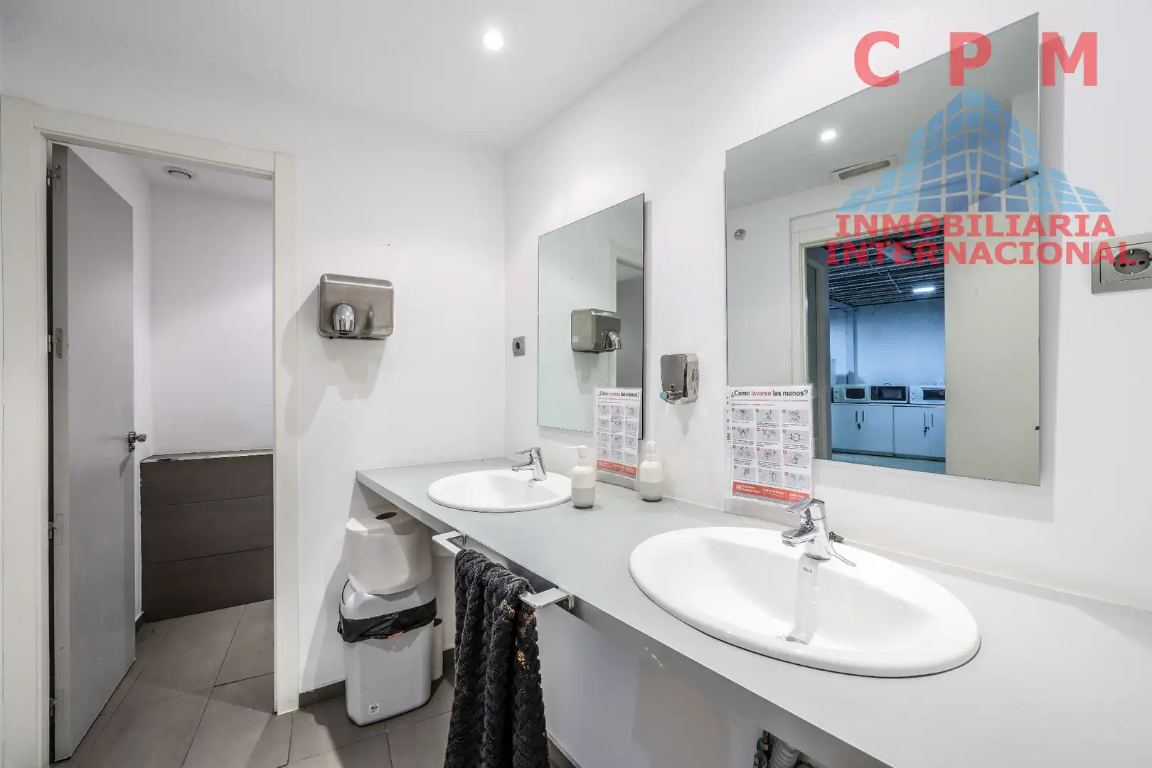 Bathroom of Office for sale in Madrid  with Air Conditioner, Heating and Terrace