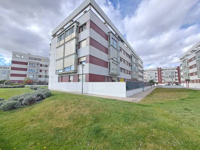 Piso en Venta en Calle Rosalía de Castro en Universidad - Las Huelgas