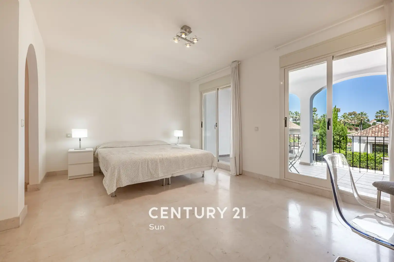 Dormitori de Casa adosada en venda en Marbella amb Aire condicionat, Calefacció i Jardí privat