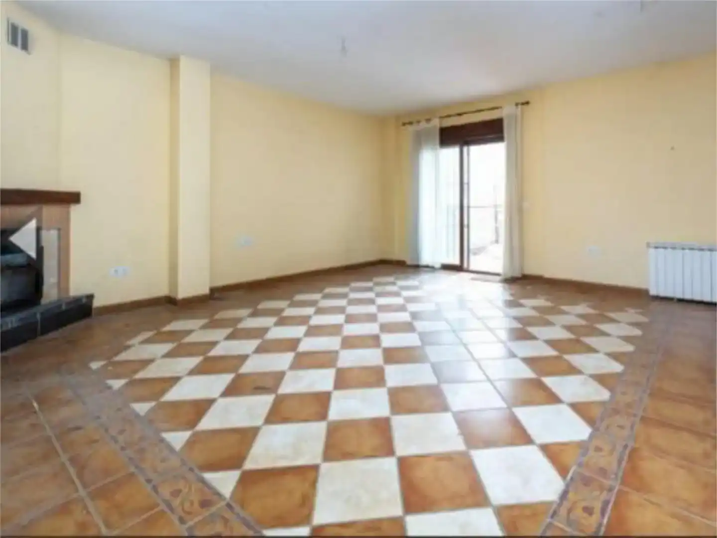 Sala d'estar de Casa adosada en venda en Villamena amb Traster, Moblat i Balcó