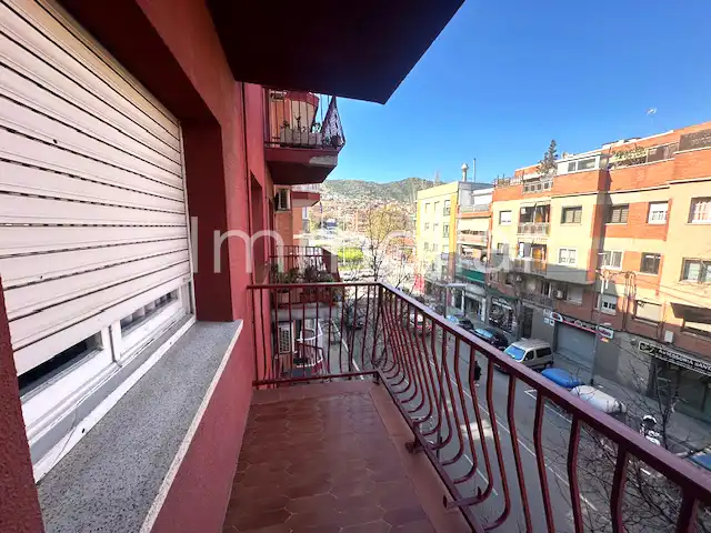Vista exterior de Piso en venta en Santa Coloma de Gramenet con Calefacción, Amueblado y Horno
