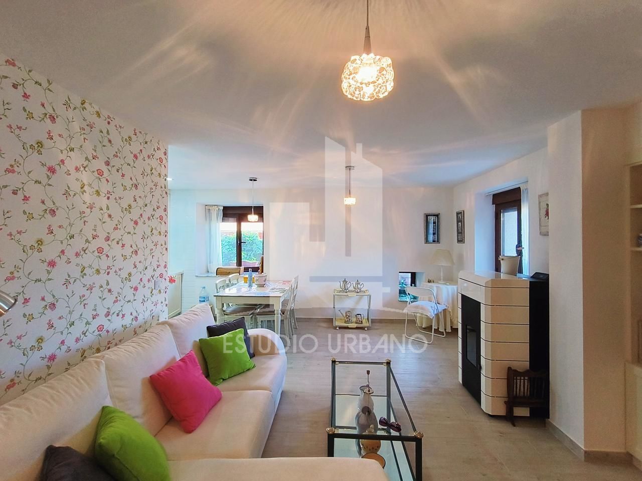 Sala d'estar de Casa o xalet en venda en Masueco amb Calefacció, Terrassa i Moblat