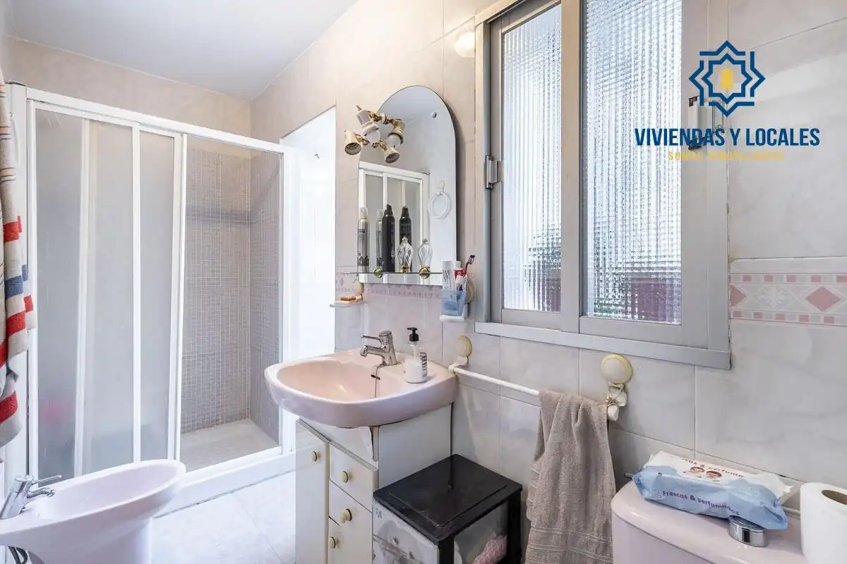 Bathroom of Flat for sale in Granada