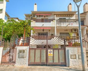 Vista exterior de Casa adosada en venda en Cunit amb Calefacció, Jardí privat i Terrassa