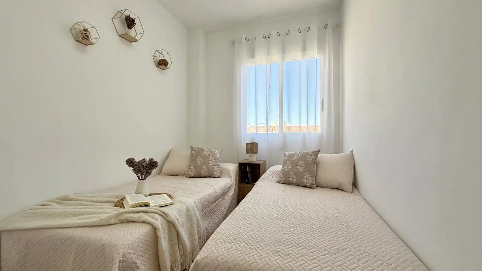 Habitación de Apartamento de alquiler en Torrevieja con Aire acondicionado, Calefacción y Terraza
