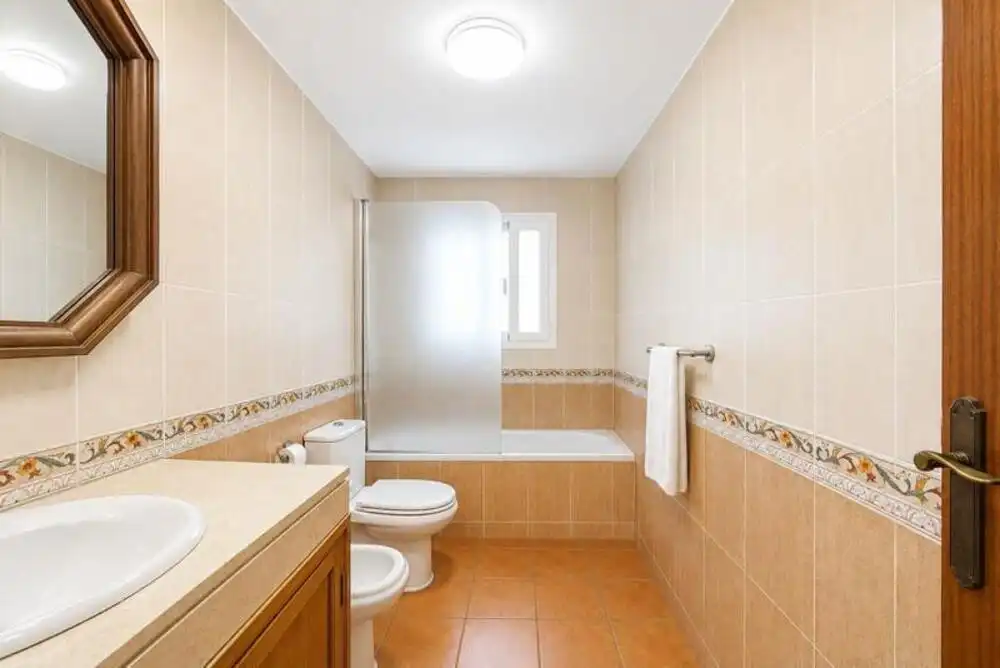 Baño de Casa adosada en venta en Marbella con Aire acondicionado, Terraza y Amueblado