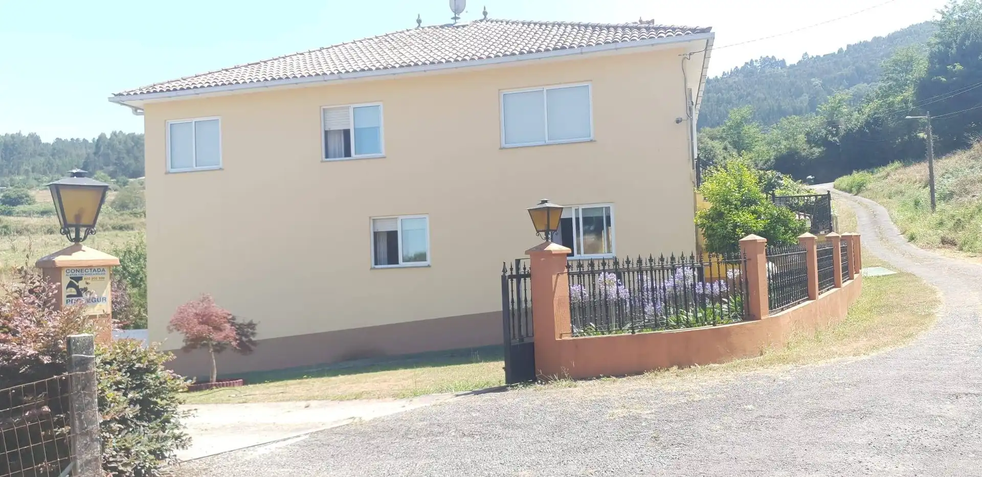 Vista exterior de Casa o xalet en venda en A Estrada  amb Jardí privat, Traster i Piscina