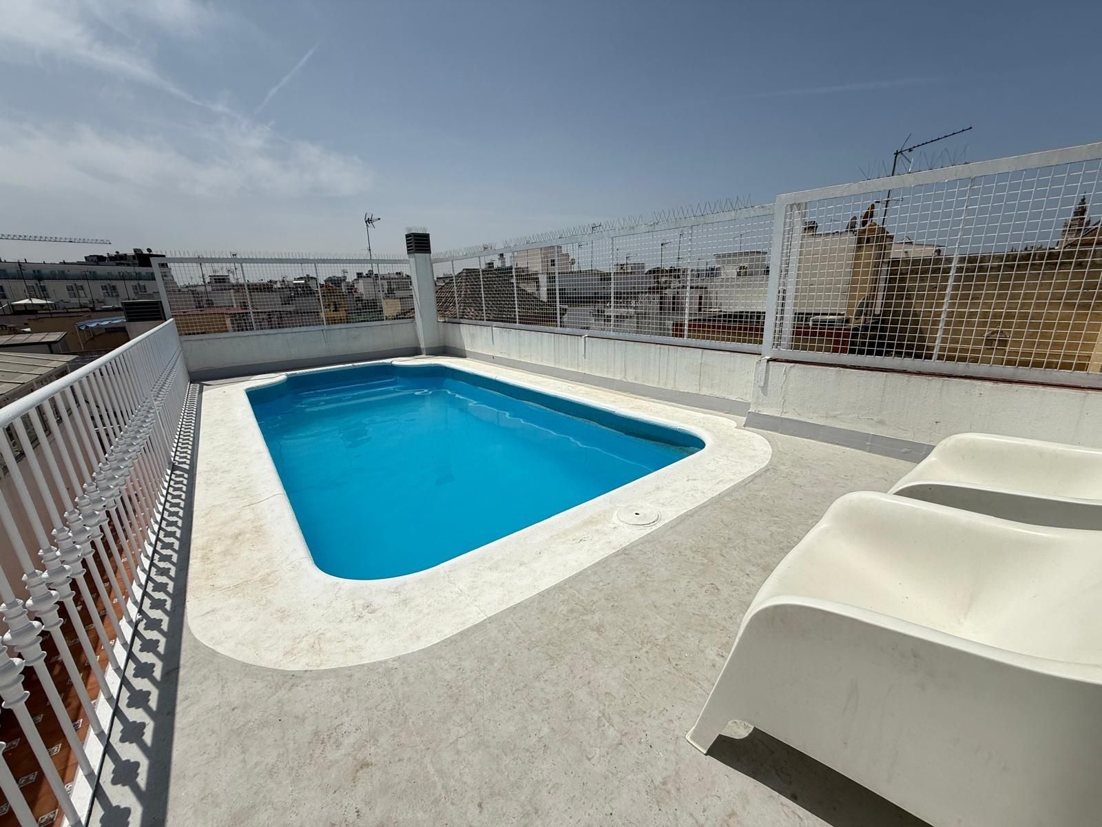 Swimming pool of Flat to rent in  Sevilla Capital  with Air Conditioner, Furnished and Community pool