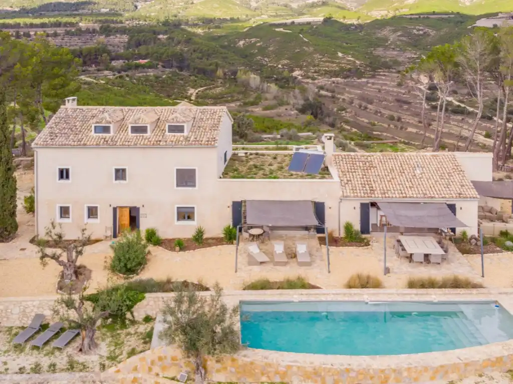Vista exterior de Casa o xalet en venda en Torremanzanas / La Torre de les Maçanes amb Aire condicionat, Jardí privat i Piscina
