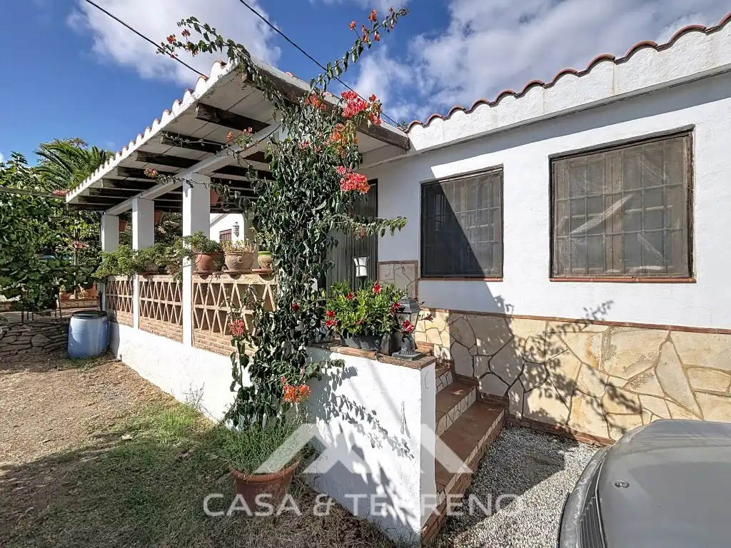 Außenansicht von Haus zum Verkauf in Vélez-Málaga mit Klimaanlage und Terrasse