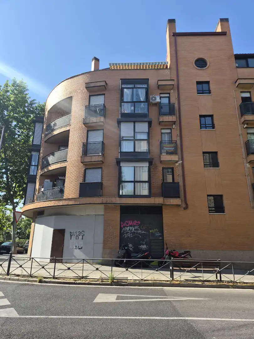 Außenansicht von Geschaftsraum zur Miete in Madrid mit Klimaanlage