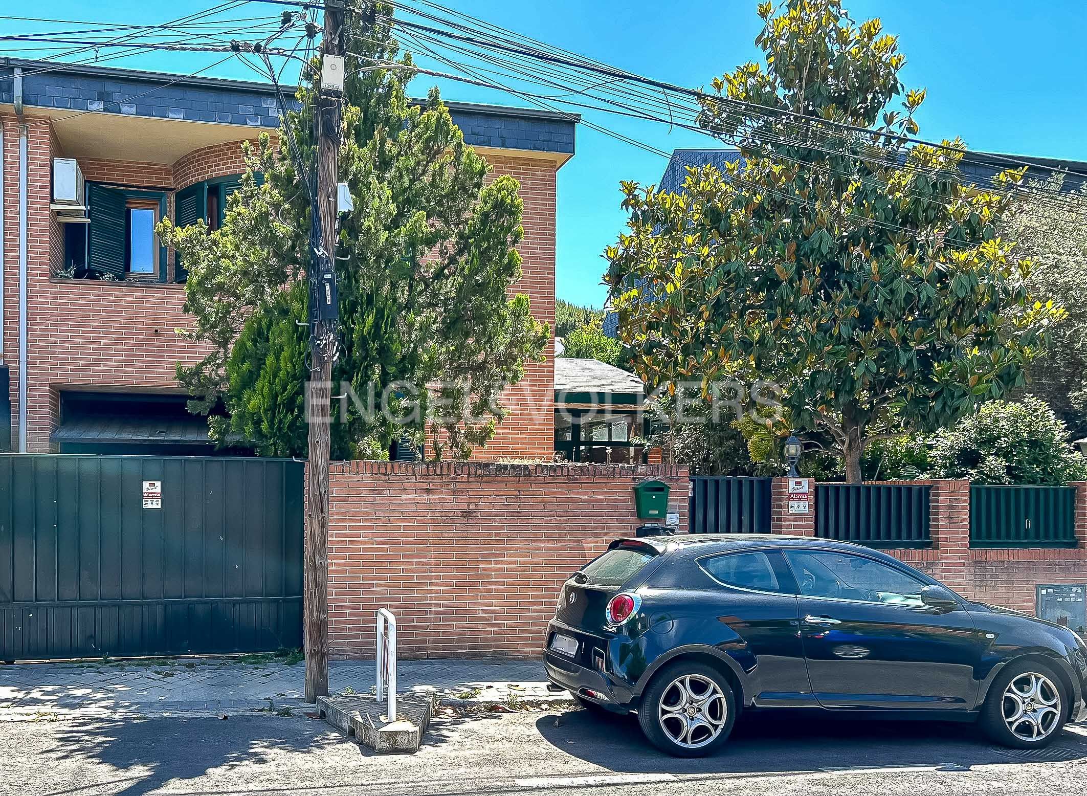 Vista exterior de Casa o chalet en venta en  Madrid Capital con Calefacción, Jardín privado y Piscina
