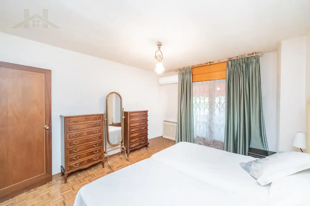 Habitación de Casa adosada en venta en Pozuelo de Alarcón con Aire acondicionado, Calefacción y Terraza