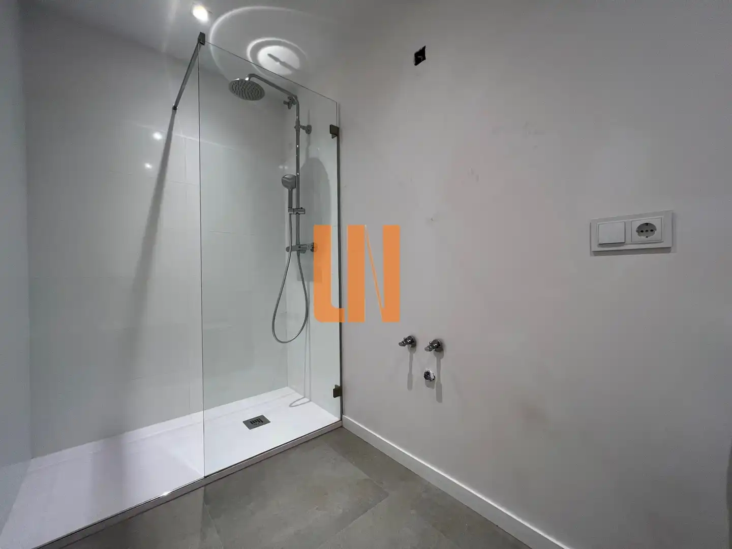 Badezimmer von Wohnung zur Miete in A Coruña Capital  mit Heizung, Parkett und Ofen