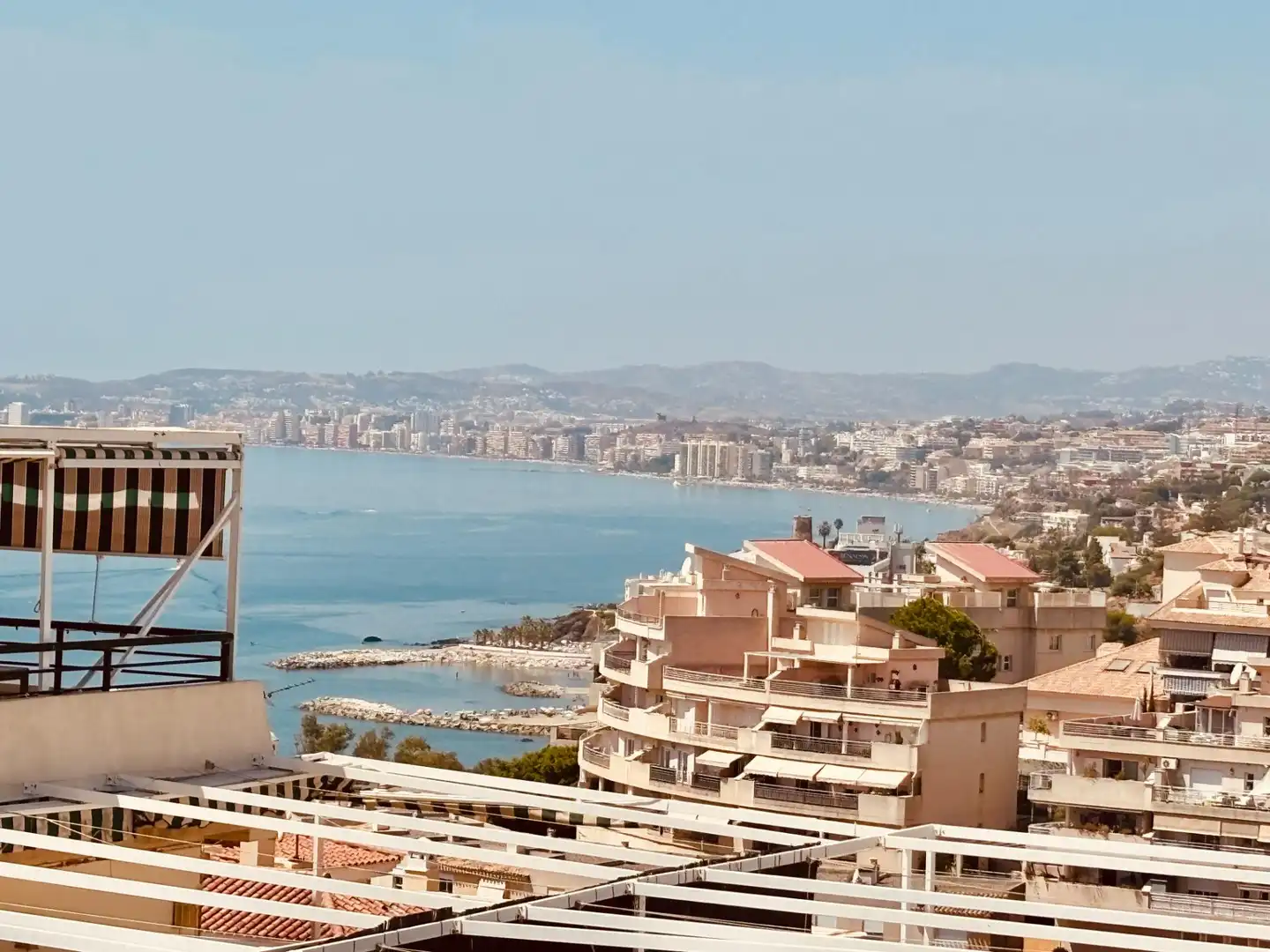 Vista exterior de Àtic en venda en Benalmádena amb Aire condicionat, Jardí privat i Terrassa