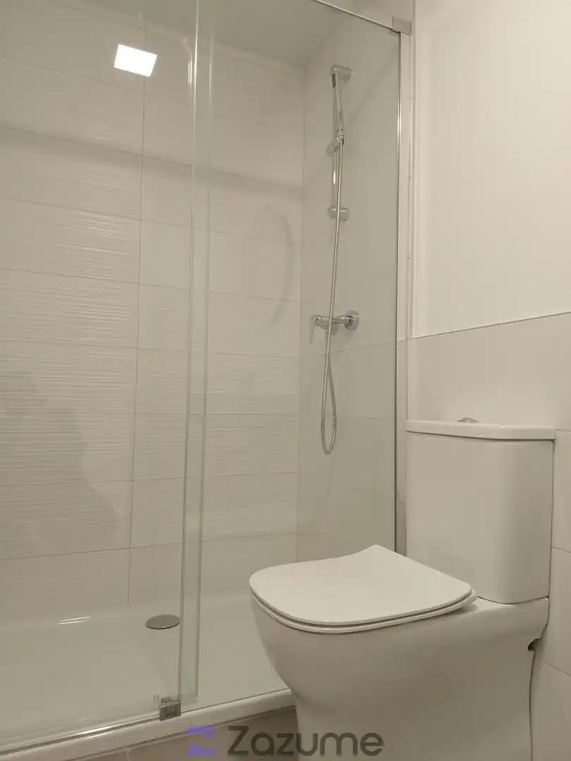 Badezimmer von Wohnung zur Miete in Dos Hermanas mit Klimaanlage, Heizung und Privatgarten