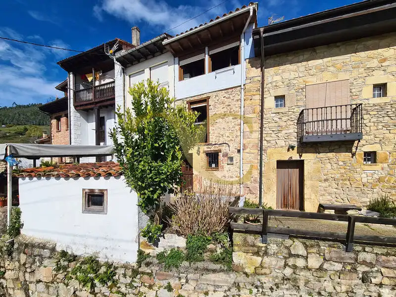 Vista exterior de Casa adosada en venda en Llanes amb Calefacció i Moblat