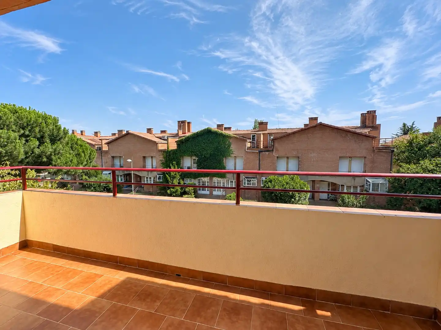 Terrasse von Einfamilien-Reihenhaus zum Verkauf in Torrelodones mit Gemeinschaftspool